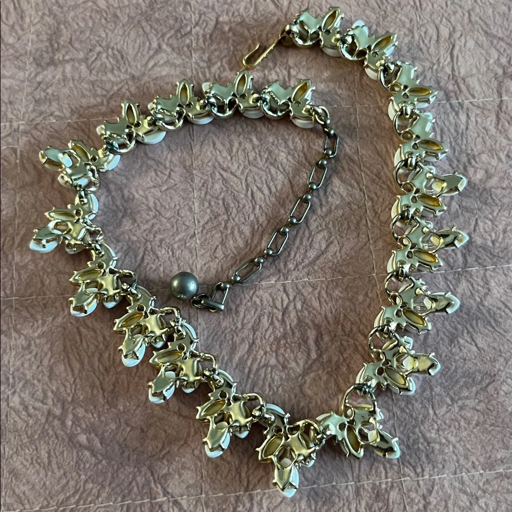 Vintage Kramer white thermoset draping leaves choker and clip ear climber set - Picture 11 of 13